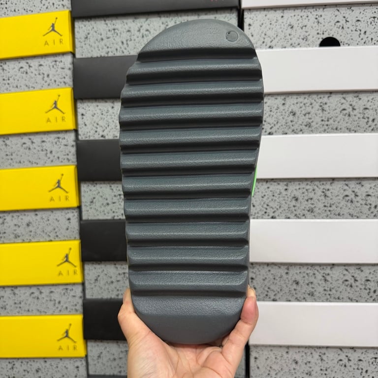 Yeezy Slide Granite - 3
