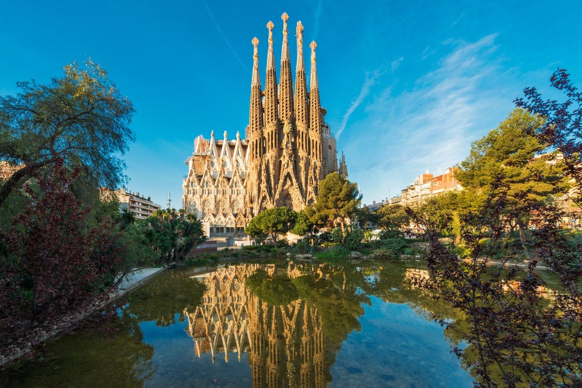 Vista de la Sagrada Família des del Llac