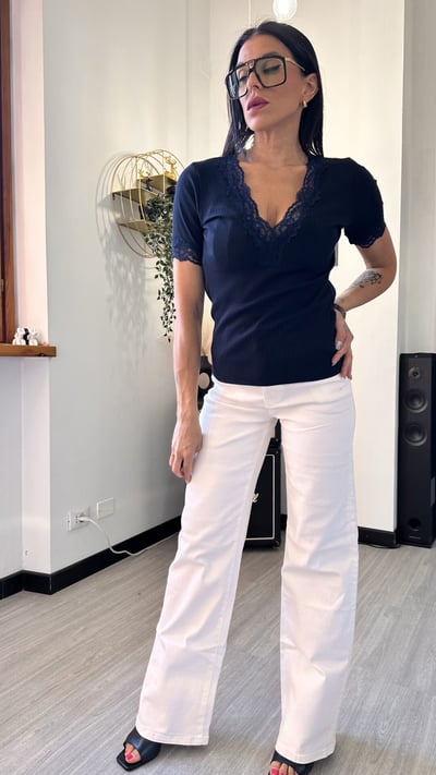 T-SHIRT SCOLLO A V IN PIZZO BLU