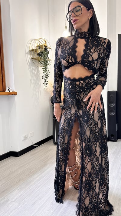 ABITO SILHOUETTE IN PIZZO NERO