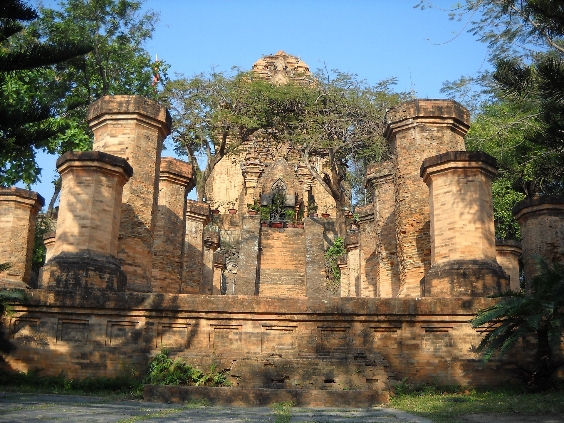 Tháp Bà Ponagar — ảnh minh hoạ 1/2