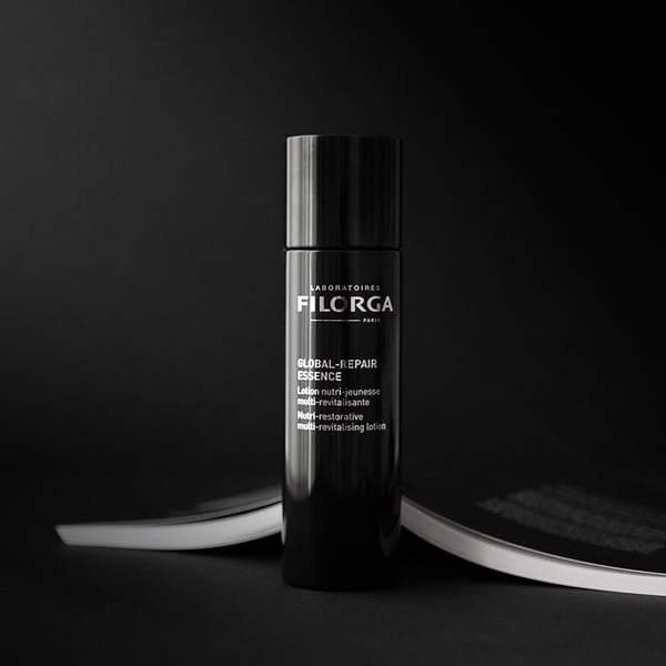this essence nourishes the skin and acts intensely on all signs of skin aging.