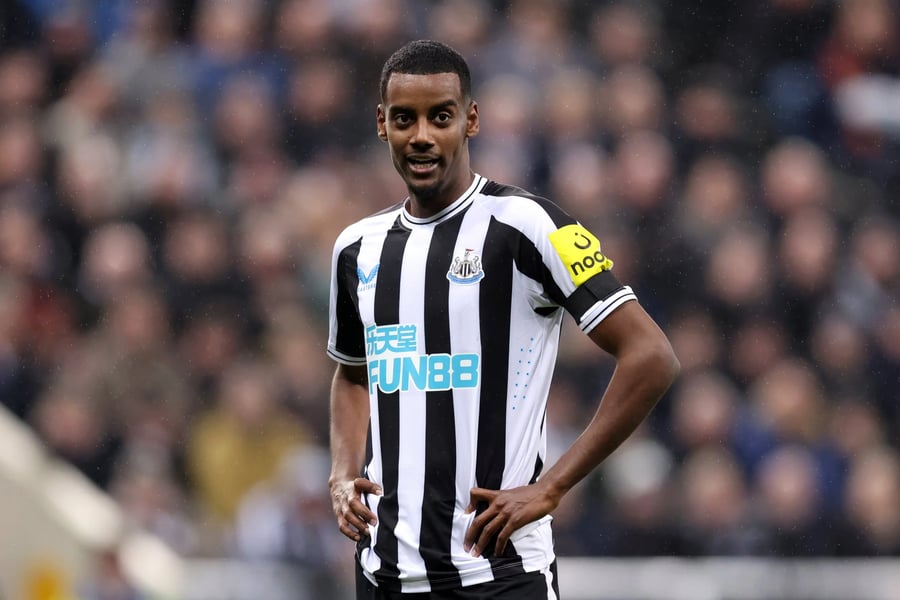 Howe Names Isak Newcastle's 'Thierry Henry'