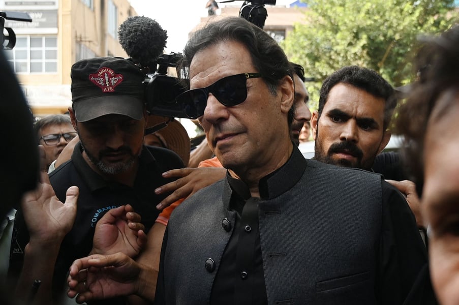 Pakistan: Ex PM Apologises For Criticising Magistrate