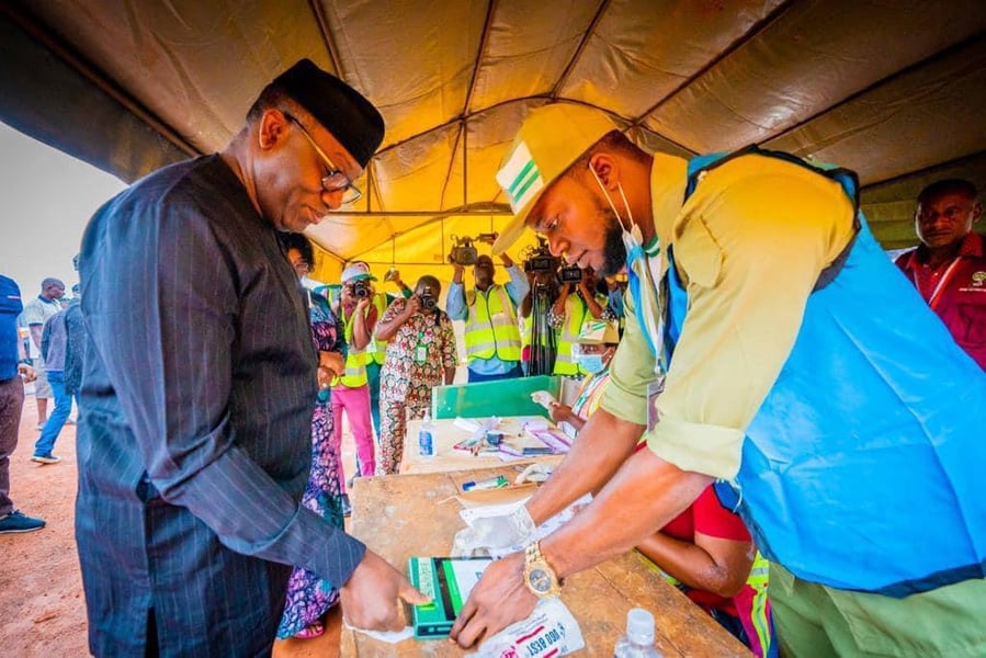 #EkitiDecides2022: Fayemi Delivers Polling Unit For APC's Oy
