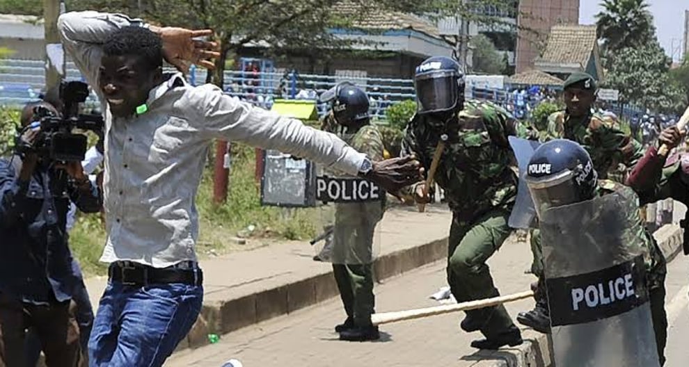 Kenya: Police In Kisumu Take Cover As Protesters Hurl Stones