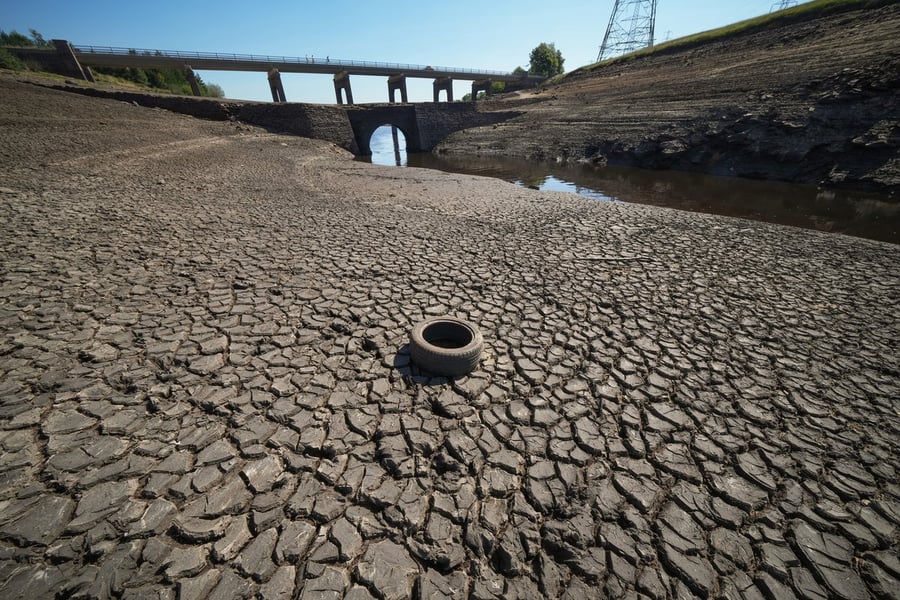 China Declares ‘Red Alert’ As Drought Dries Up Poyang La