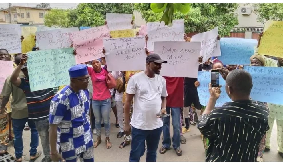 Protesters Storm Amosun’s Residence, Urge Him To Support P