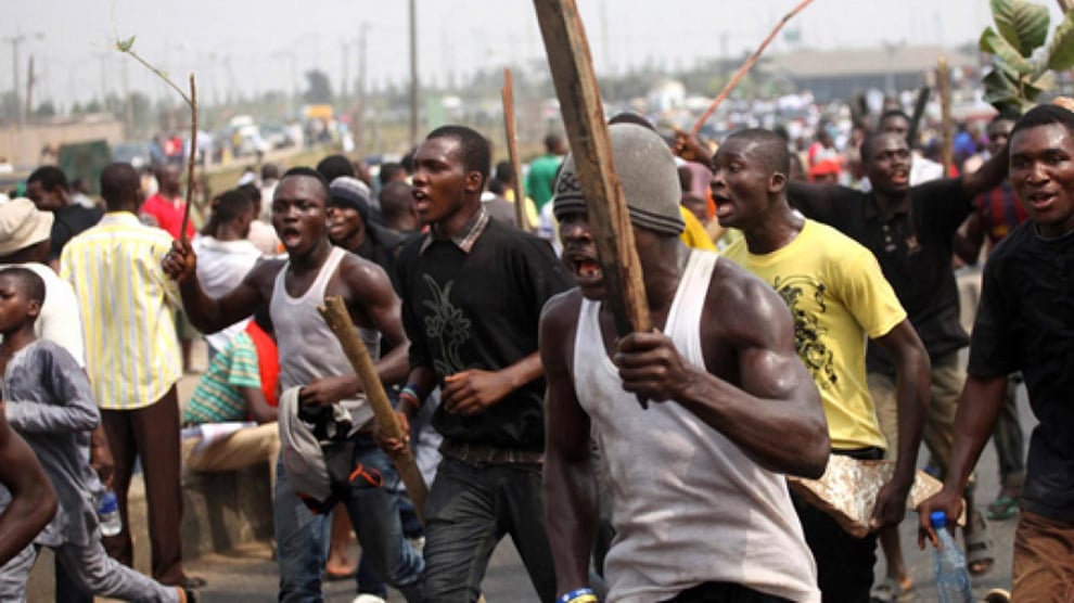 VIDEO: Thug Manhandled By Angry Residents In Lagos