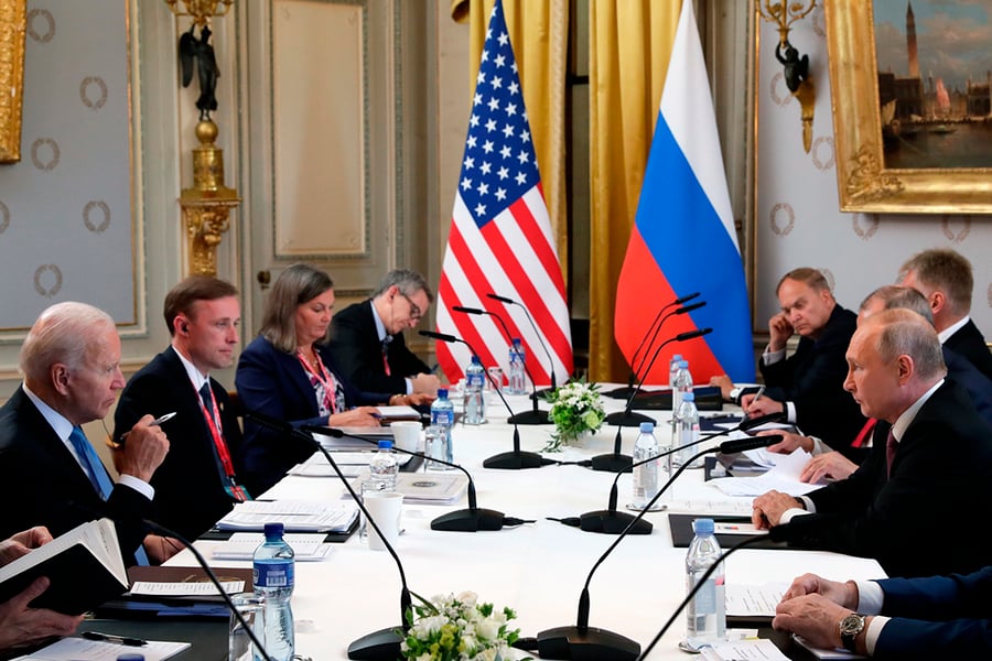 US, Russian Officials Hold Talks Amid Tension