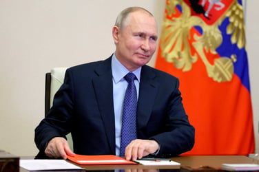 Russia Decides: Putin in early lead as counting of president