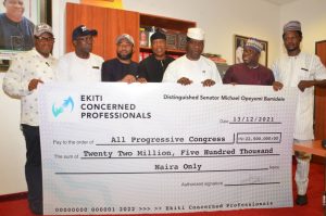 Ekiti 2022: Bamidele Receives N22.5m Cheque To Purchase Gove