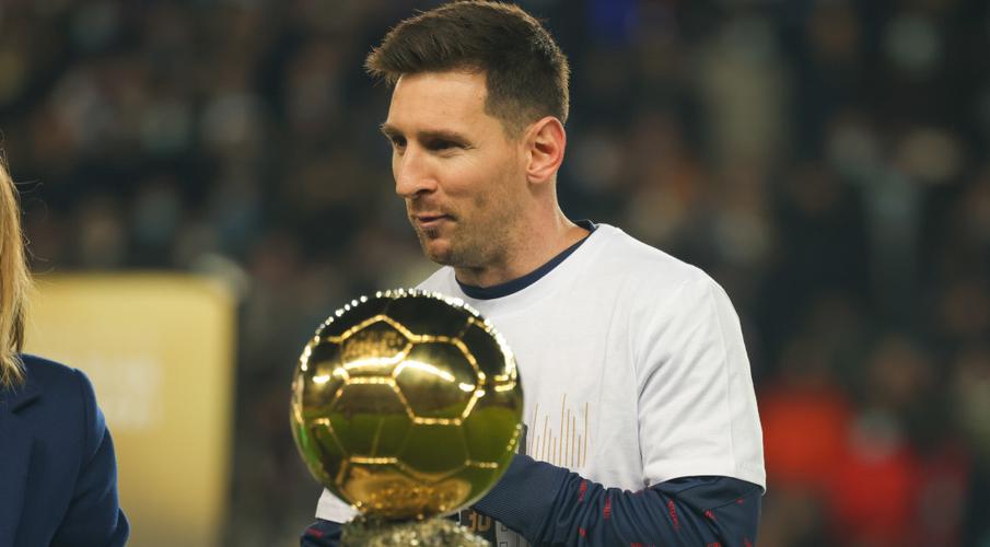 Messi Displays Ballon d'Or At PSG vs Nice Match