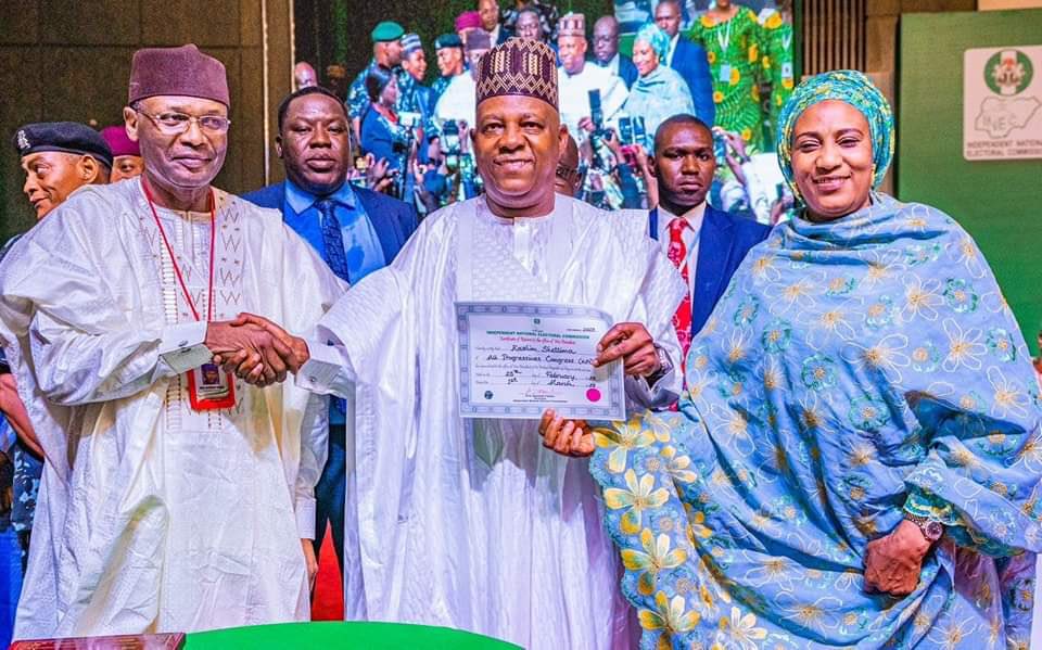 President-Elect, Vice President-Elect Receives Certificates 