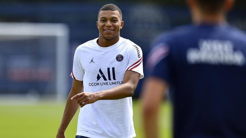 Mbappe Trains With PSG Ahead Of UCL Match Against Bayern Mun