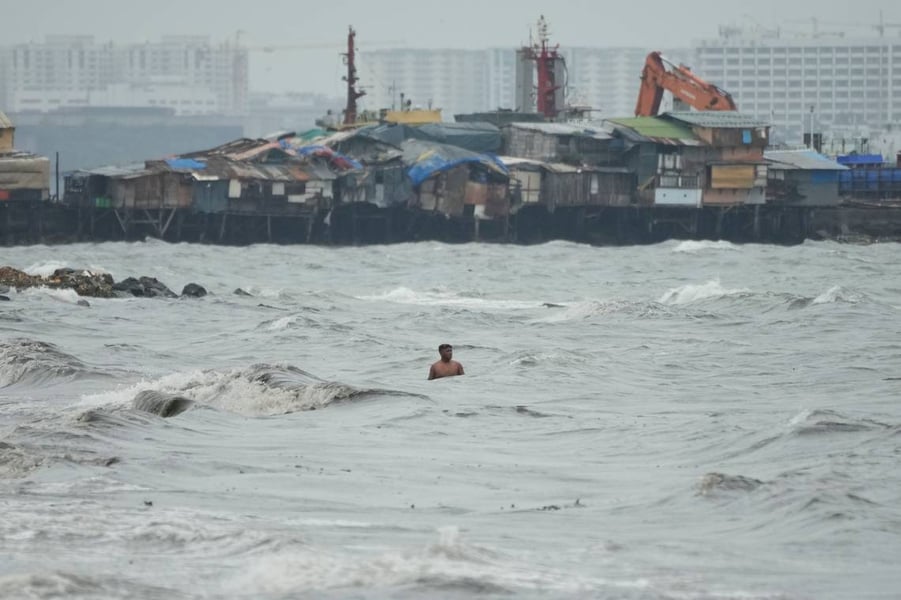 Five Killed As Typhoon Noru Hits Philippines