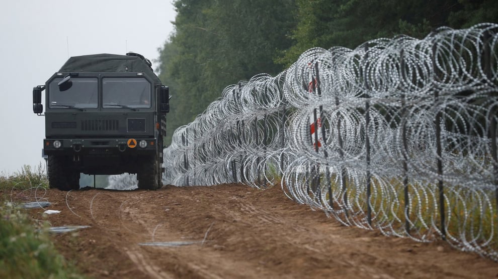 Poland Builds Razor Wire On Border With Russia