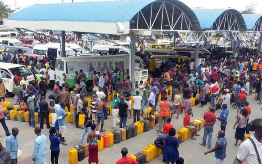 Residents In Abuja Lament Fuel Shortage, Long Queues