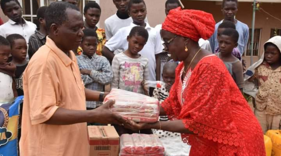 Senator Daduut Donates Relief Materials To Plateau Orphanage