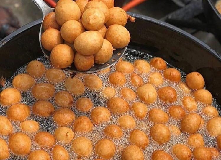 #StreetsOfLagos: Travails Of A Roadside Puff Puff Seller