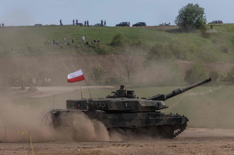 Poland Seeks Germany's Agreement To Give Ukraine Leopard Tan