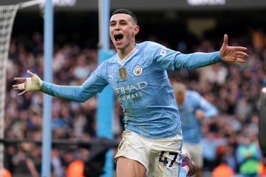 Phil Foden nets brace as Manchester City come from behind to