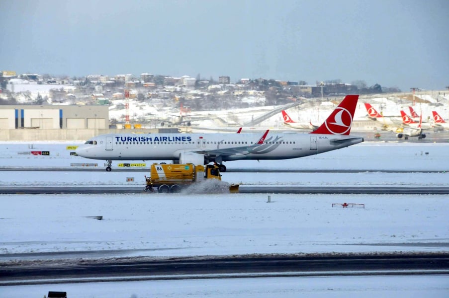 Flights Suspended In Istanbul Airport Amidst Heavy Snowfall 