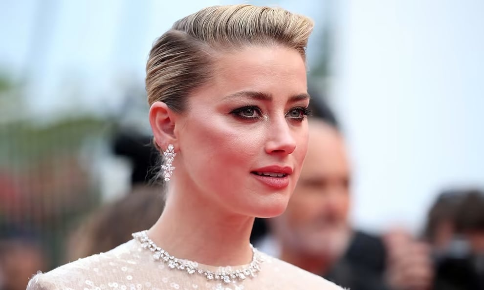 Amber Heard Planning To Publish Book About Relationship With