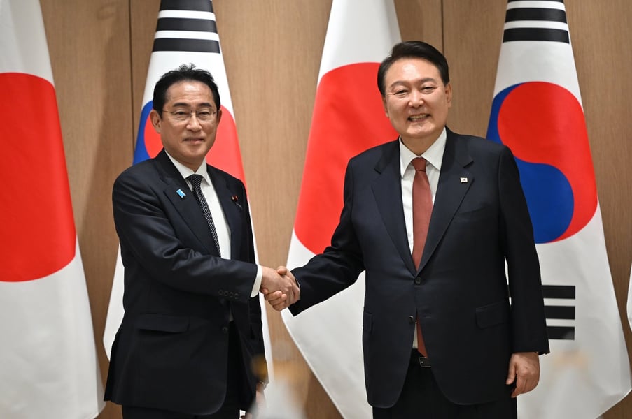 South Korean, Japanese Leaders Pledge Cooperation To Tackle 