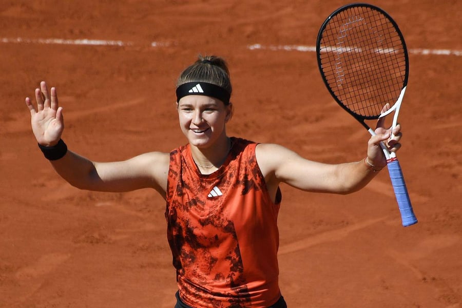 Muchova Sweeps Into French Open Semi-Finals