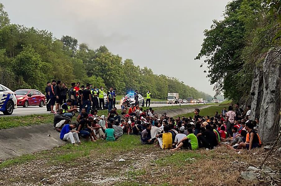Six Dead As Hundreds Flee Malaysian Camp Riot