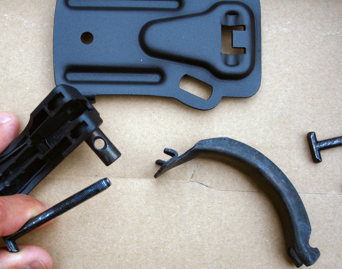 Close-up of Thule FreeRide 532 mounting plate and locking lever