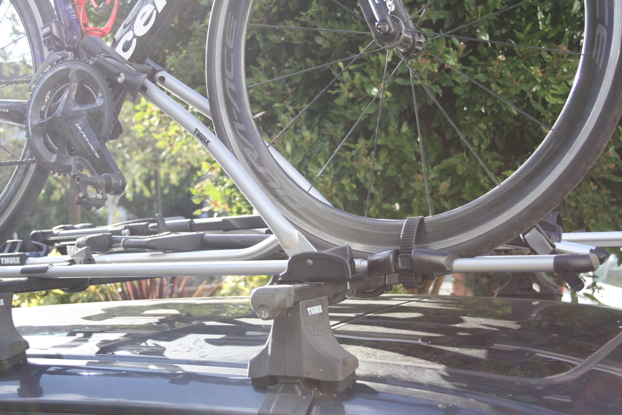 Road bike with 50mm carbon rim secured by Thule wheel straps