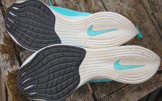 review detail Nike ZoomX Vaporfly soles of both shoes Next% 2