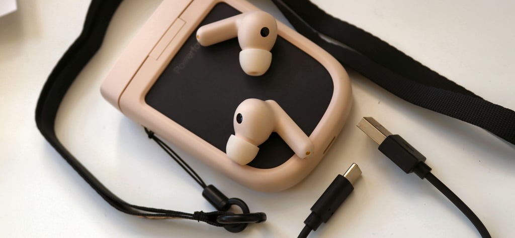 Urbanista Phoenix with charging case (2)