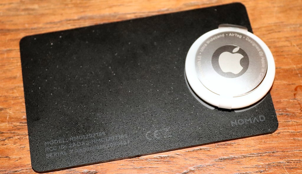 NOMAD ITEM AirTag credit card FindMy