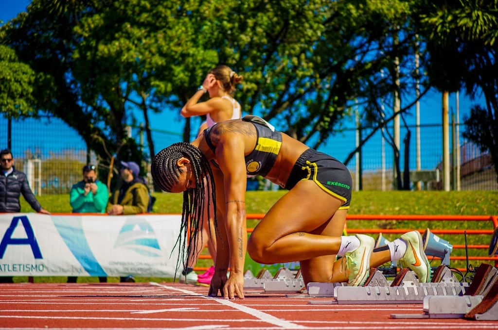 Photo by Gaby Lopez: https://www.pexels.com/photo/woman-just-before-run-18618746/