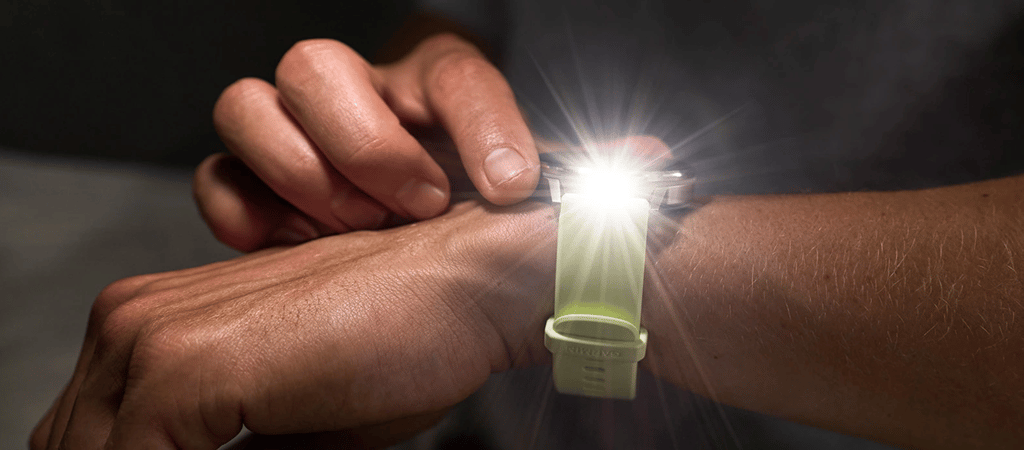 a demo of the garmin venu 4 LED flashlight in action