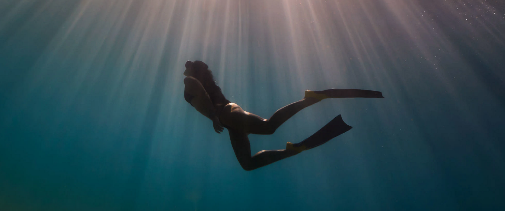 Garmin dive science, woman free diving at depth