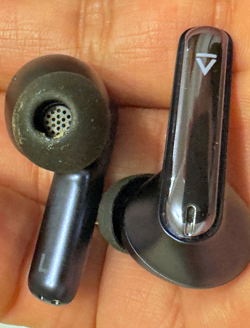 Creative Aurvana Ace 3 close up detail on both sides in hand