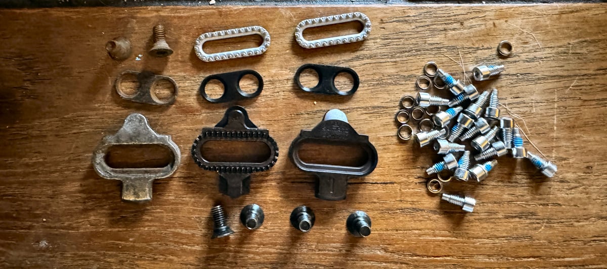 Shimano XTR M9220 Pedal and CL-MT001 Cleat box contents