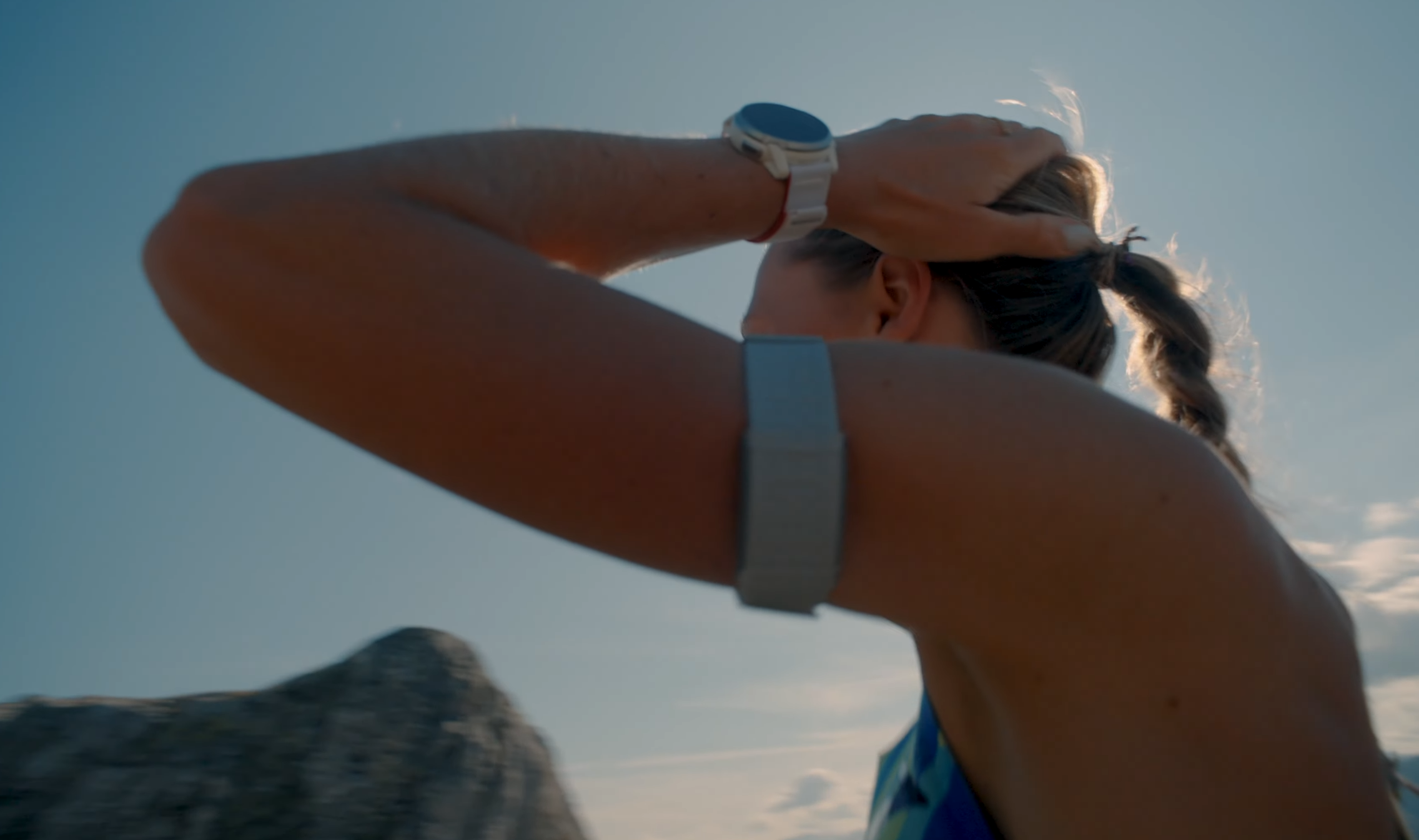 coros apex 4 : mountain runner wipes sweat away and show coros biceps band hrm