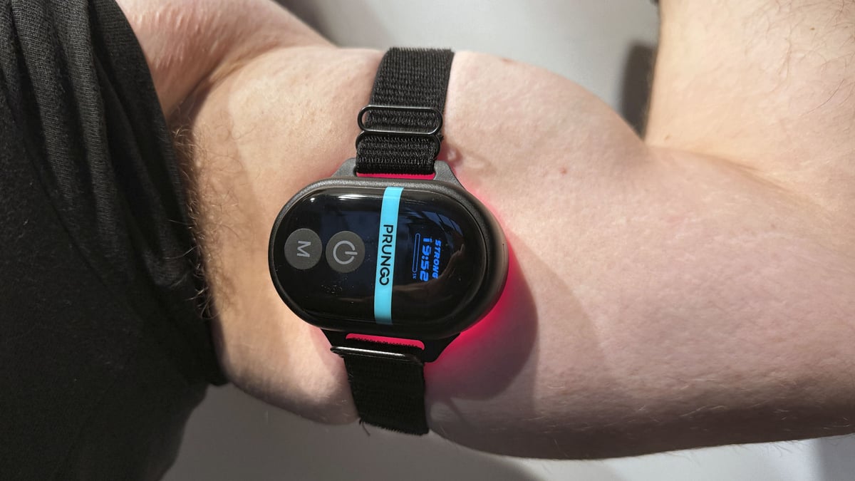 Hands-on review of Prungo FluxGo RLT300 dual-wavelength red light therapy on biceps for muscle recovery