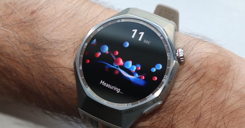 Huawei Watch GT 6 Pro A photo while taking an SpO2 blood oxygen reading