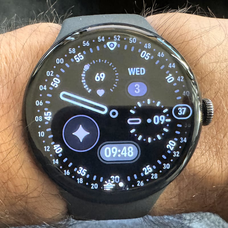 Pixel Watch 4 Corsa Watch Face (Analogue) with a sporty, minimalist dial