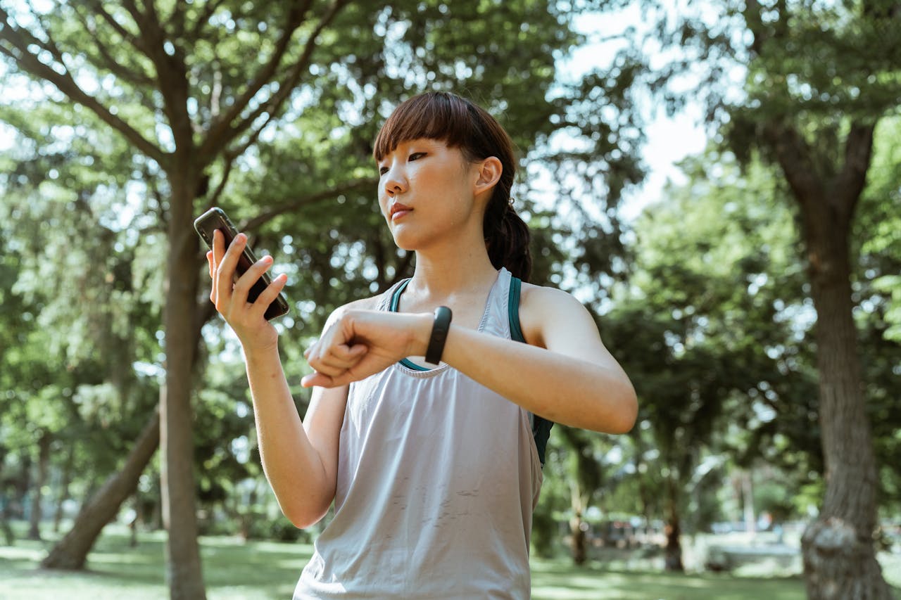 runner using gamified fitness app