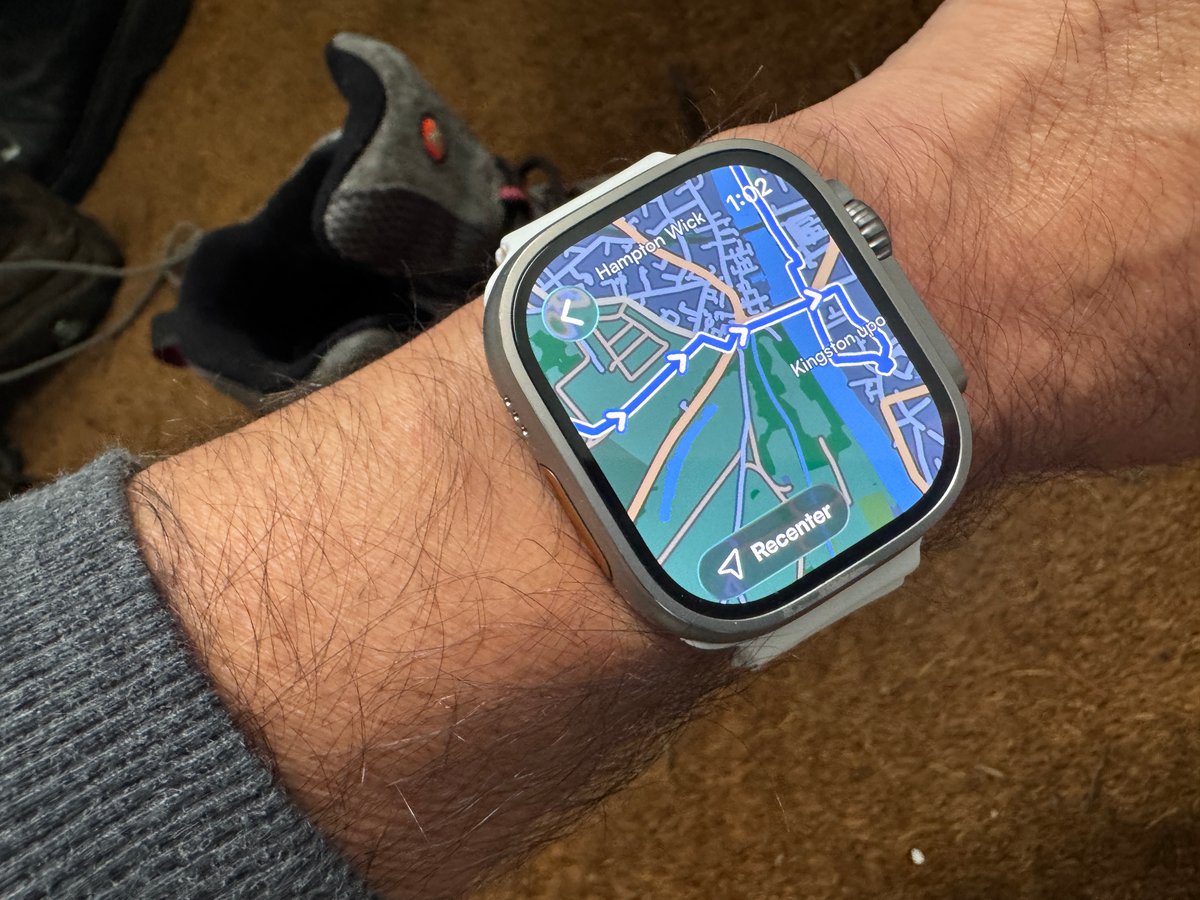Komoot Apple Watch app turn-by-turn navigation arrows during outdoor activity