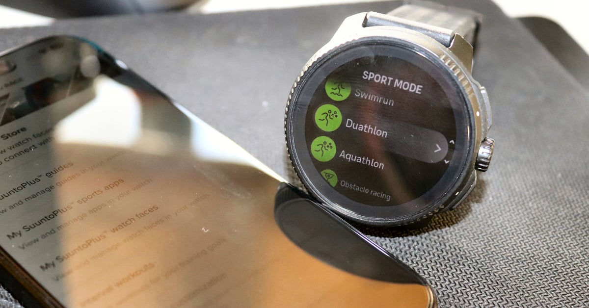 Multisport Feature: The updated Duathlon and SwimRun race formats on Suunto watches, showing the new interface for automatic transitions and sport-specific tracking.