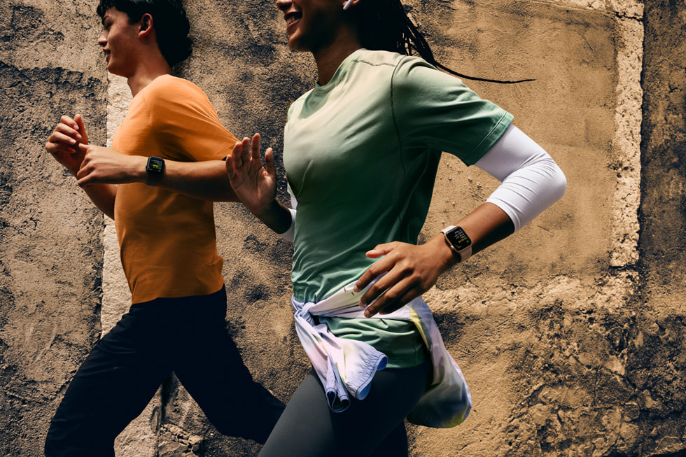 Women running with Apple Watch SE 3 using Workout Buddy