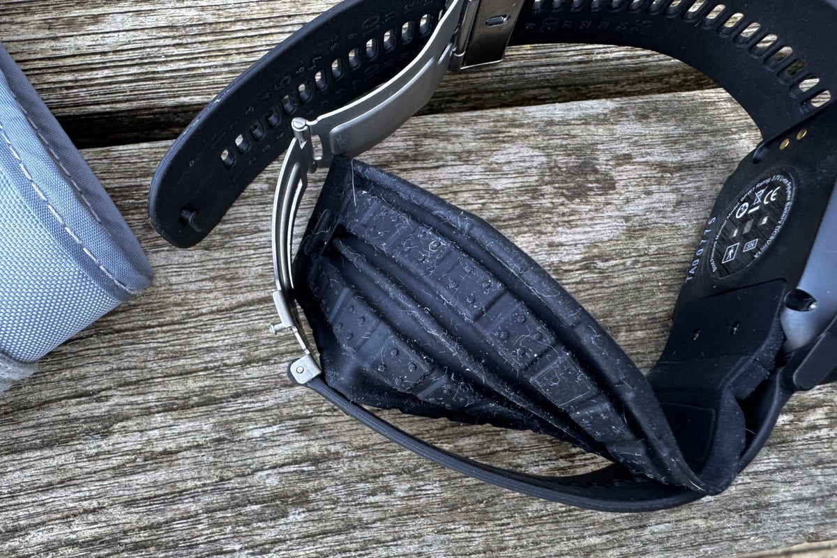 Wellue BPW1 smartwatch showing inflatable micro aircuff mechanism inside the watch strap